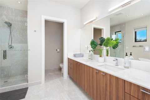 House in Hollywood, Florida 5 bedrooms, 373.56 sq.m. № 2012620 - photo 28