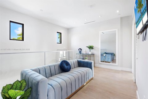 House in Hollywood, Florida 5 bedrooms, 373.56 sq.m. № 2012620 - photo 25