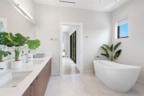 House in Hollywood, Florida 5 bedrooms, 373.56 sq.m. № 2012620 - photo 29