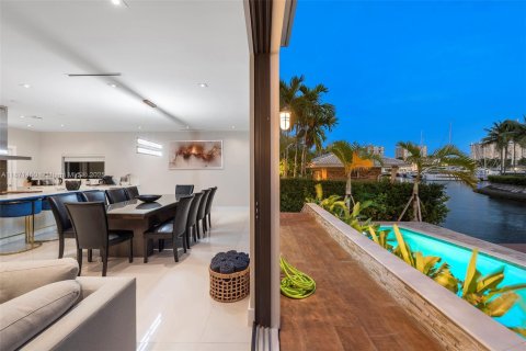 House in Hollywood, Florida 5 bedrooms, 373.56 sq.m. № 2012620 - photo 8