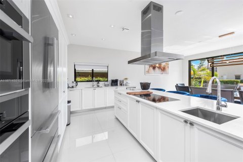 House in Hollywood, Florida 5 bedrooms, 373.56 sq.m. № 2012620 - photo 20