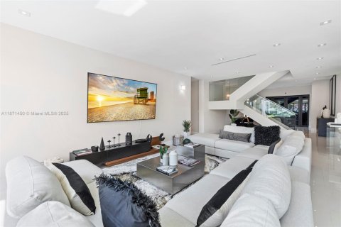 House in Hollywood, Florida 5 bedrooms, 373.56 sq.m. № 2012620 - photo 24