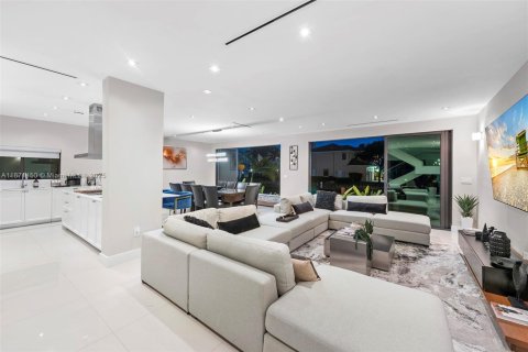 House in Hollywood, Florida 5 bedrooms, 373.56 sq.m. № 2012620 - photo 6