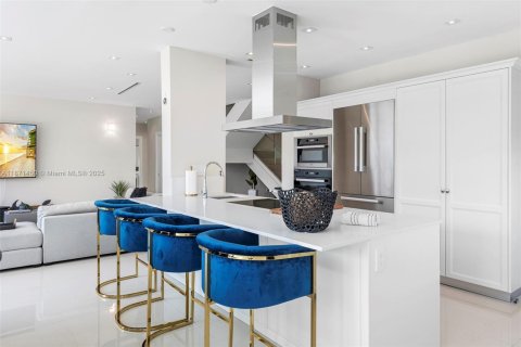 House in Hollywood, Florida 5 bedrooms, 373.56 sq.m. № 2012620 - photo 19