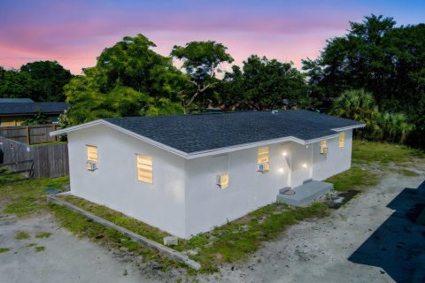 Commercial property in St. Lucie, Florida 107.02 sq.m. № 2190721