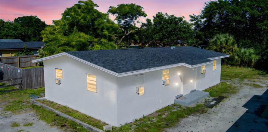Commercial property in St. Lucie, Florida 107.02 sq.m. № 2190721