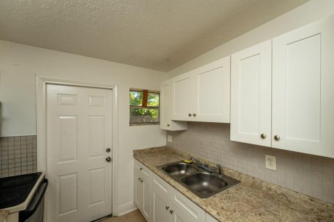 Commercial property in St. Lucie, Florida 107.02 sq.m. № 2190721 - photo 9