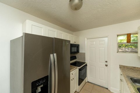 Commercial property in St. Lucie, Florida 107.02 sq.m. № 2190721 - photo 10