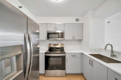 Condo in Miami, Florida, 3 bedrooms  № 2399672 - photo 3