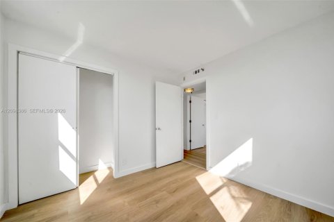 Condo in Miami, Florida, 3 bedrooms  № 2399672 - photo 21