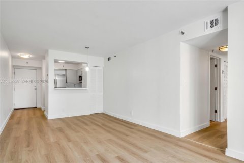 Condo in Miami, Florida, 3 bedrooms  № 2399672 - photo 6