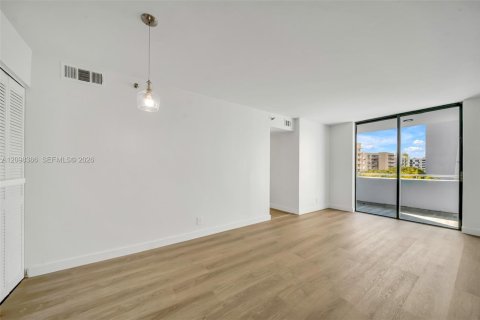 Condo in Miami, Florida, 3 bedrooms  № 2399672 - photo 10