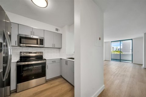 Condo in Miami, Florida, 3 bedrooms  № 2399672 - photo 2