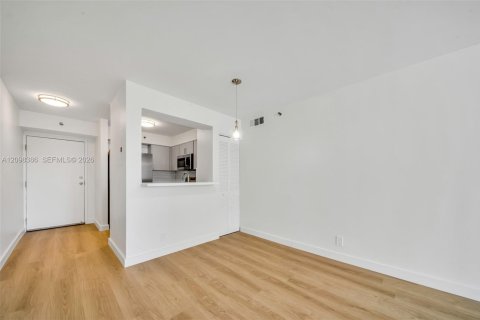 Condo in Miami, Florida, 3 bedrooms  № 2399672 - photo 11