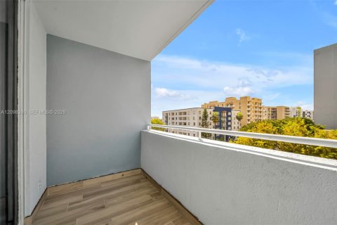 Condo in Miami, Florida, 3 bedrooms  № 2399672 - photo 13