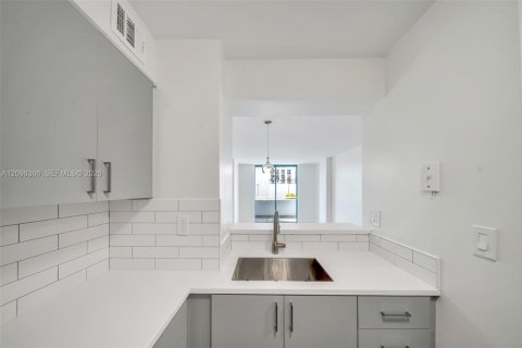 Condo in Miami, Florida, 3 bedrooms  № 2399672 - photo 4