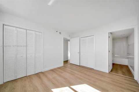 Condo in Miami, Florida, 3 bedrooms  № 2399672 - photo 16