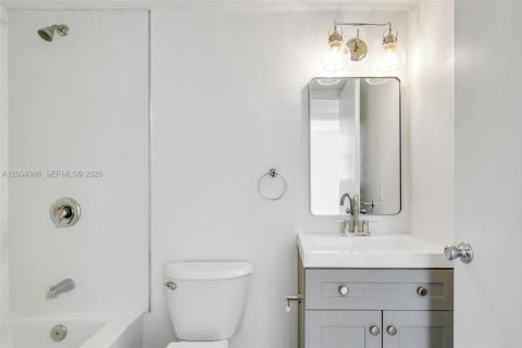 Condo in Miami, Florida, 3 bedrooms  № 2399672 - photo 24