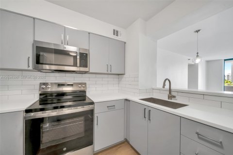 Condo in Miami, Florida, 3 bedrooms  № 2399672