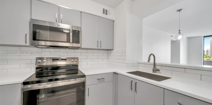 Condo in Miami, Florida, 3 bedrooms  № 2399672