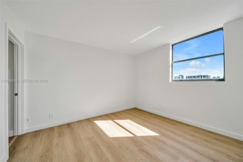 Condo in Miami, Florida, 3 bedrooms  № 2399672 - photo 15