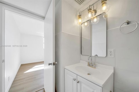 Condo in Miami, Florida, 3 bedrooms  № 2399672 - photo 17