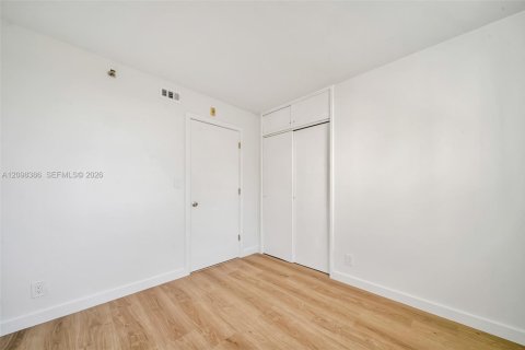 Condo in Miami, Florida, 3 bedrooms  № 2399672 - photo 23