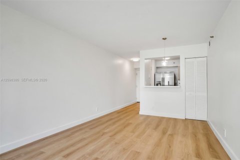 Condo in Miami, Florida, 3 bedrooms  № 2399672 - photo 9