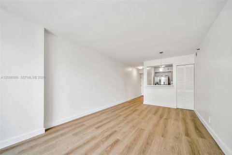 Condo in Miami, Florida, 3 bedrooms  № 2399672 - photo 8