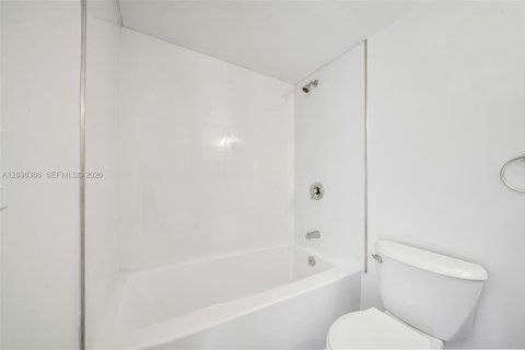 Condo in Miami, Florida, 3 bedrooms  № 2399672 - photo 26