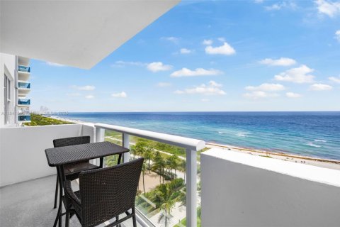 Condominio en alquiler en Surfside, Florida, 2 dormitorios, 102.19 m2 № 1832498 - foto 2