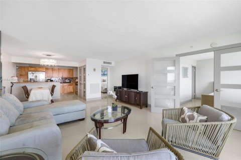 Condominio en alquiler en Surfside, Florida, 2 dormitorios, 102.19 m2 № 1832498 - foto 8