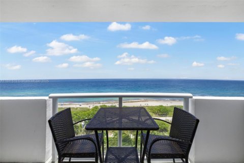 Condominio en alquiler en Surfside, Florida, 2 dormitorios, 102.19 m2 № 1832498 - foto 1