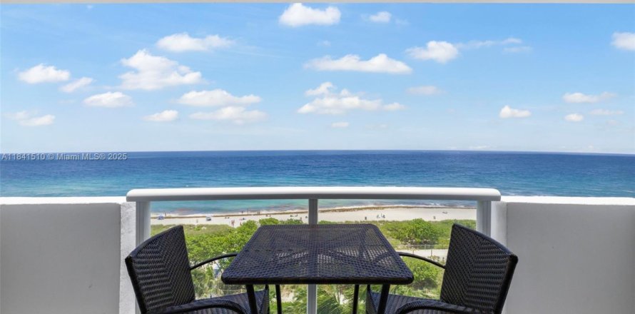 Condominio en Surfside, Florida, 2 dormitorios  № 1832498