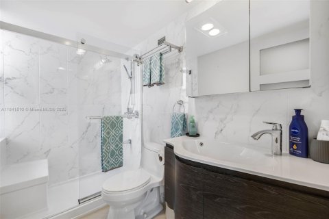 Condominio en alquiler en Surfside, Florida, 2 dormitorios, 102.19 m2 № 1832498 - foto 13