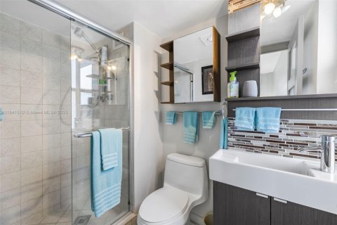 Condominio en alquiler en Surfside, Florida, 2 dormitorios, 102.19 m2 № 1832498 - foto 10