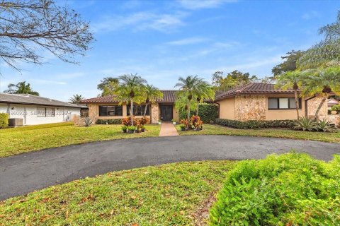 House in Coral Springs, Florida 4 bedrooms, 253.72 sq.m. № 2027523 - photo 5