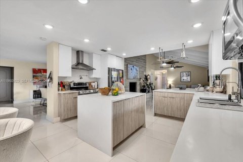 House in Coral Springs, Florida 4 bedrooms, 253.72 sq.m. № 2027523 - photo 27