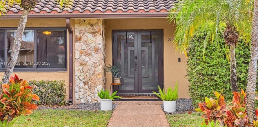 House in Coral Springs, Florida 4 bedrooms, 253.72 sq.m. № 2027523