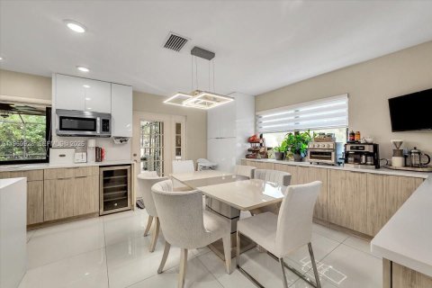 House in Coral Springs, Florida 4 bedrooms, 253.72 sq.m. № 2027523 - photo 17