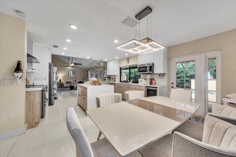 House in Coral Springs, Florida 4 bedrooms, 253.72 sq.m. № 2027523 - photo 20