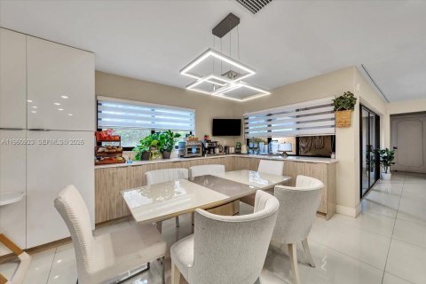 House in Coral Springs, Florida 4 bedrooms, 253.72 sq.m. № 2027523 - photo 18