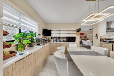 House in Coral Springs, Florida 4 bedrooms, 253.72 sq.m. № 2027523 - photo 19