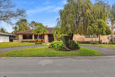 House in Coral Springs, Florida 4 bedrooms, 253.72 sq.m. № 2027523 - photo 4