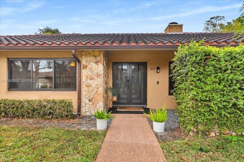 House in Coral Springs, Florida 4 bedrooms, 253.72 sq.m. № 2027523 - photo 2