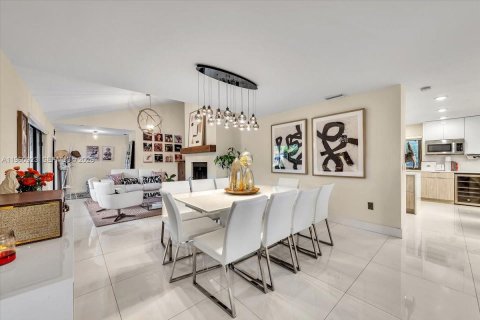 House in Coral Springs, Florida 4 bedrooms, 253.72 sq.m. № 2027523 - photo 16