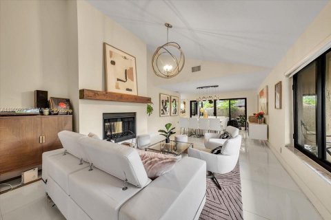 House in Coral Springs, Florida 4 bedrooms, 253.72 sq.m. № 2027523 - photo 9