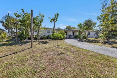 House in Port Charlotte, Florida 3 bedrooms, 152.73 sq.m. № 1538997 - photo 16