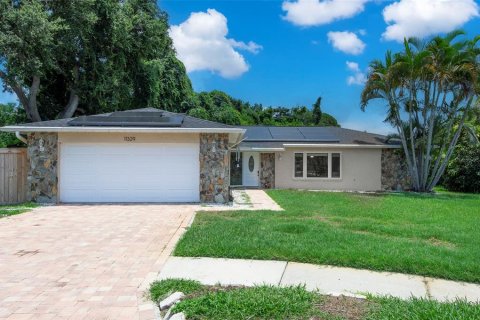 House in Largo, Florida 3 bedrooms, 151.06 sq.m. № 2215436 - photo 2