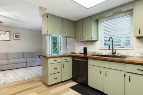 House in Largo, Florida 3 bedrooms, 151.06 sq.m. № 2215436 - photo 10